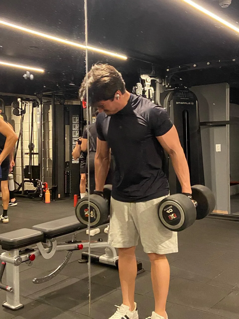 Rafael Ferraz treinando na academia